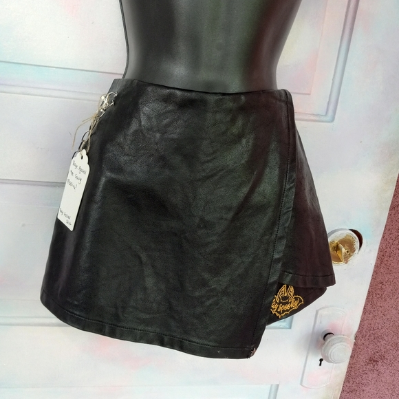 💥Host Pick! Ooak vegan leather spooky Bat Babe custom skort w pocket SOLD @shop - Picture 9 of 13